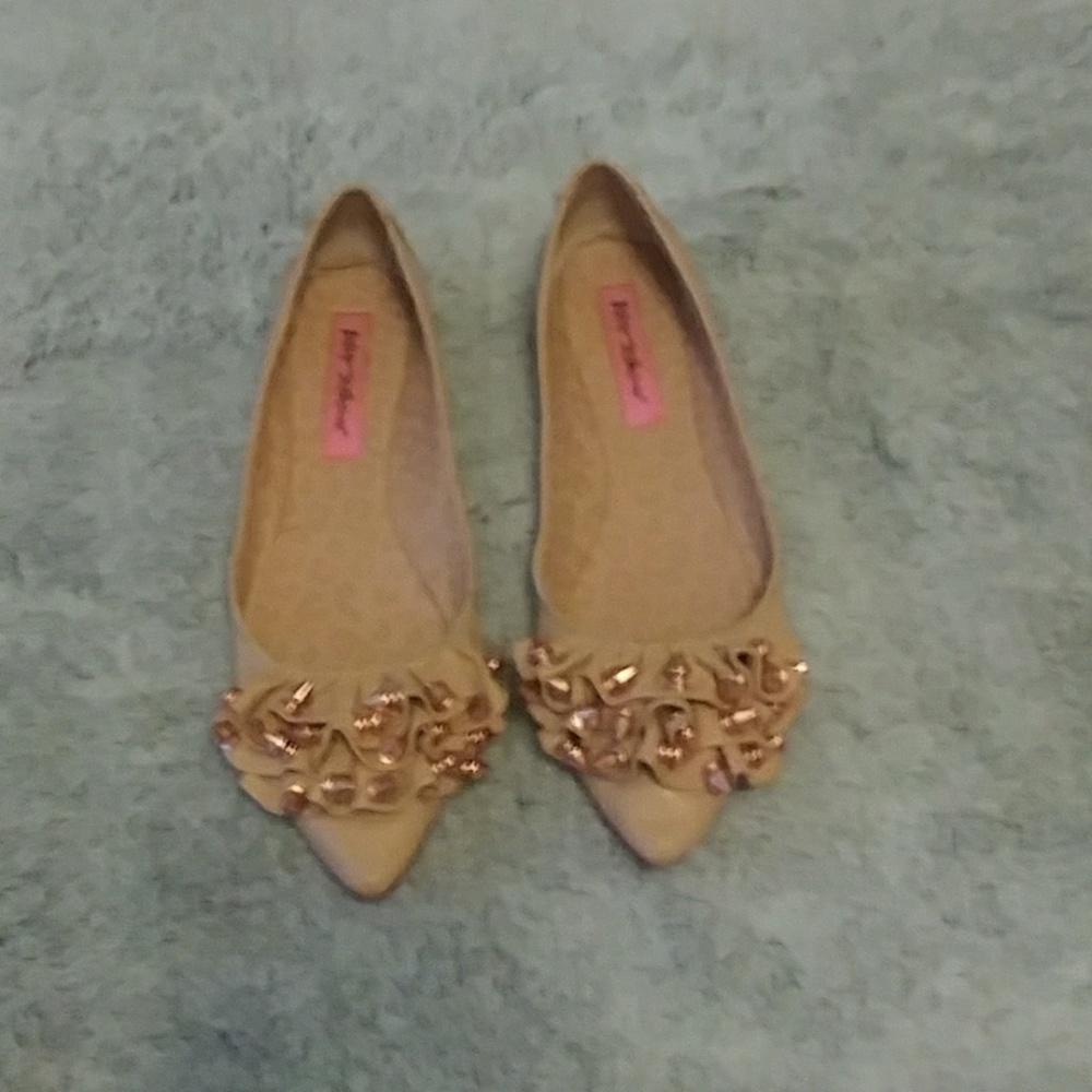 BETSEY JOHNSON TAN LEATHER BULLET FLATS 7.5M